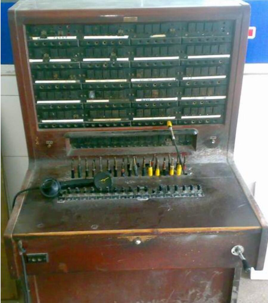 早期经典老式磁石程控电话调度机